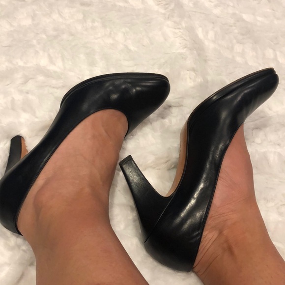 Salvatore Ferragamo EXCELLENT condition navy pumps - Picture 8 of 8